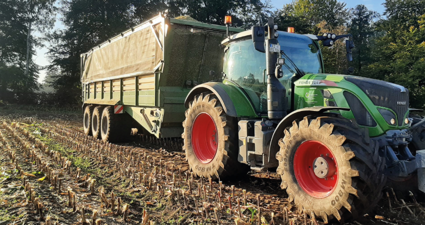 Fendt Traktor mit Ladewagen