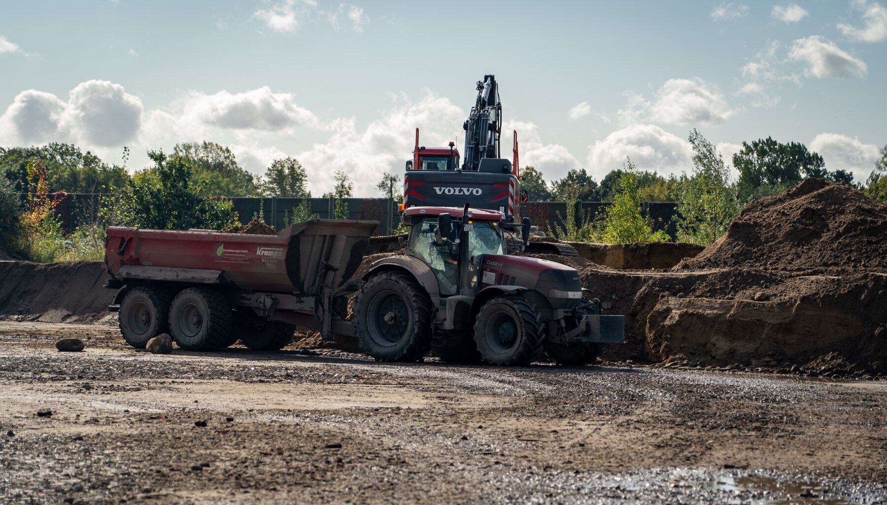 Bagger und Traktor bei Erdarbeiten