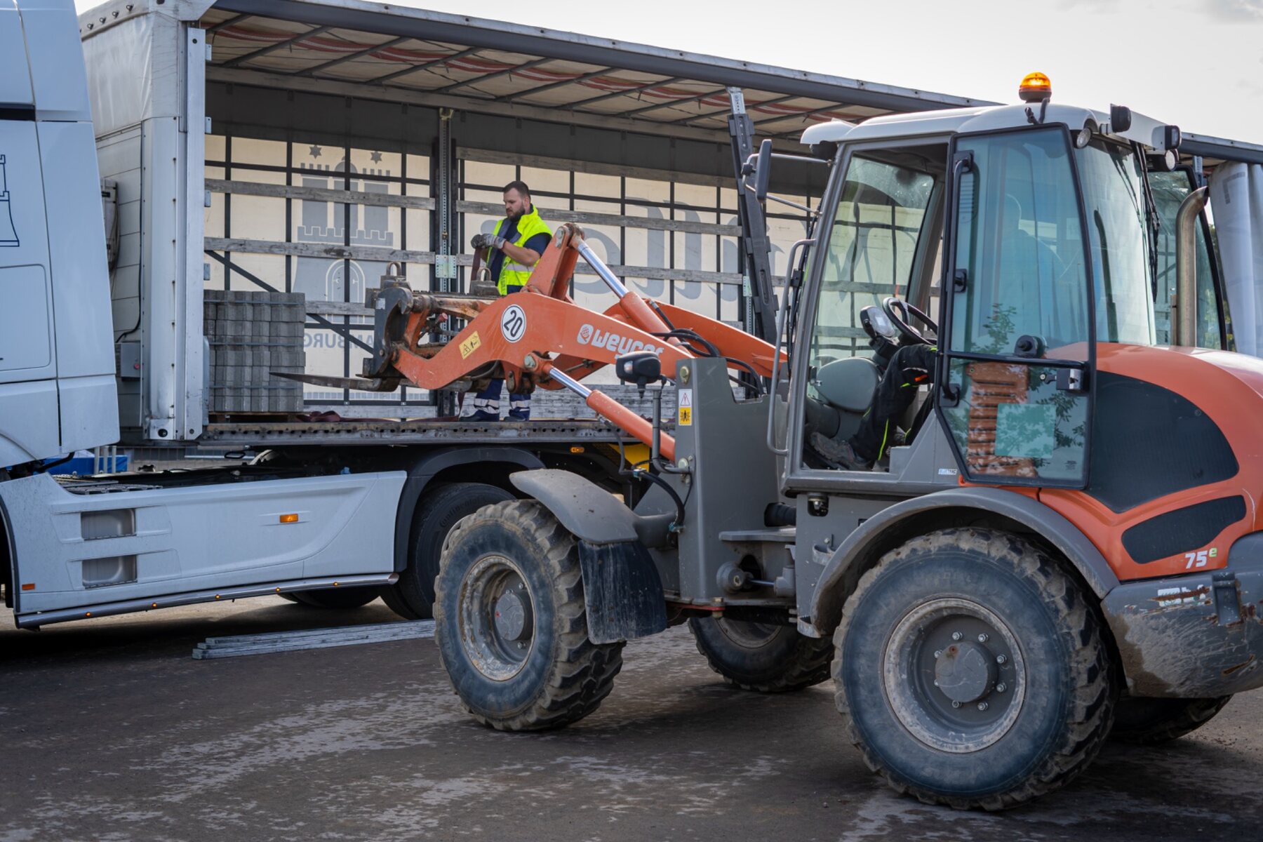 Radlader im Gewerbeeinsatz
