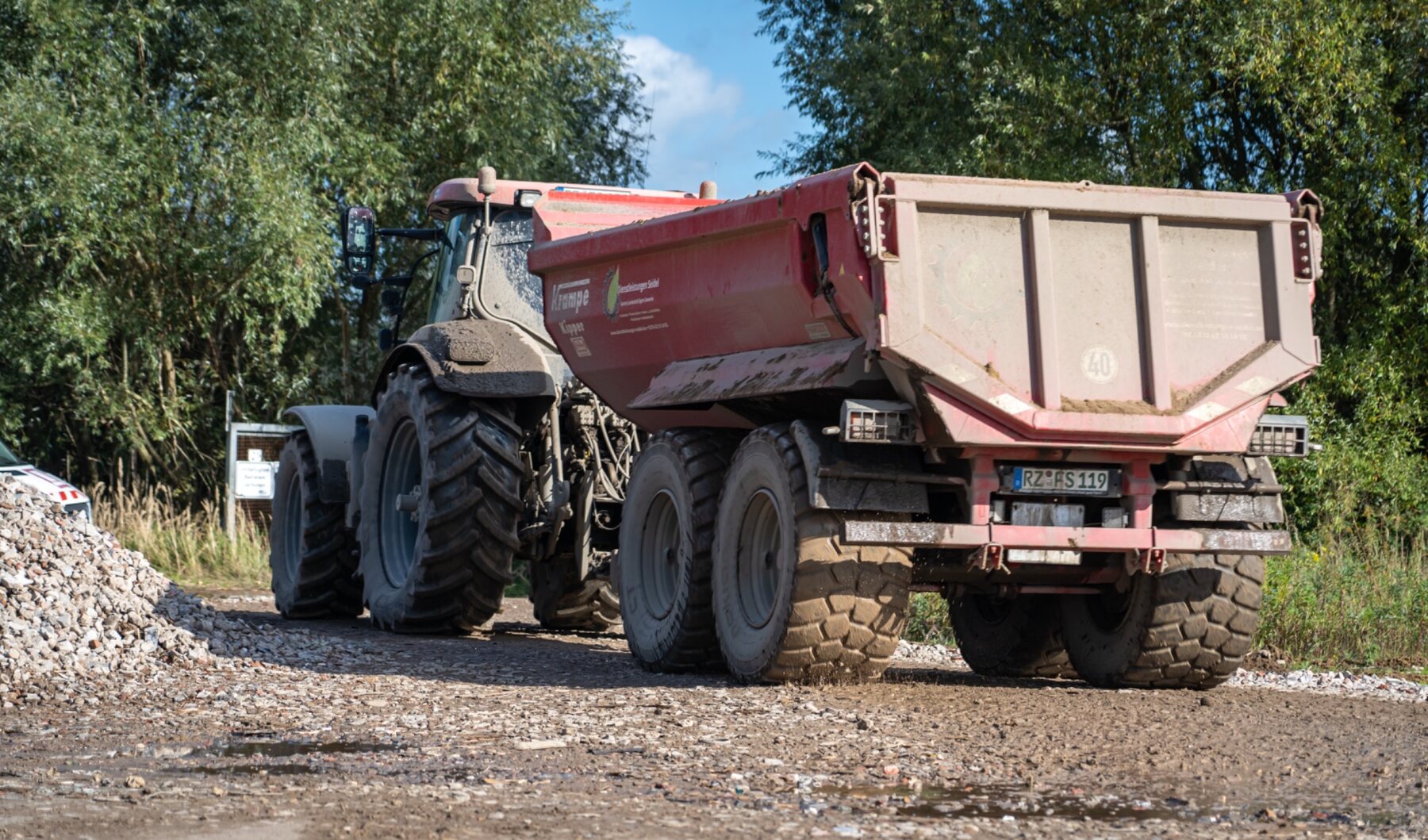 Muldenkipper beim Materialtransport